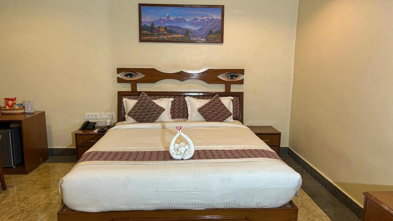Hotel Earth Light Sauraha Chitwan Exterior photo